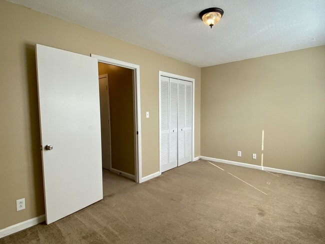 Building Photo - Walk to APSU!! 2 Bed/1.5 Bath! No carpet on main level!
