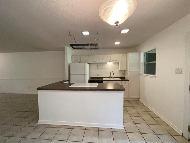 Building Photo - 8265 Kingsbrook Rd