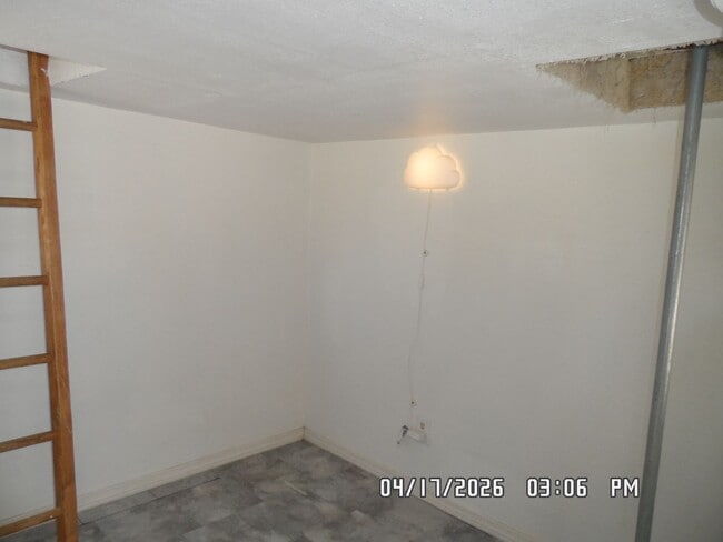 Building Photo - 3 Bedrooms, 2 Bathrooms, approx. 1392 sq. ft., 2 Car Garage, Covered Patio, Fenced, Play house,