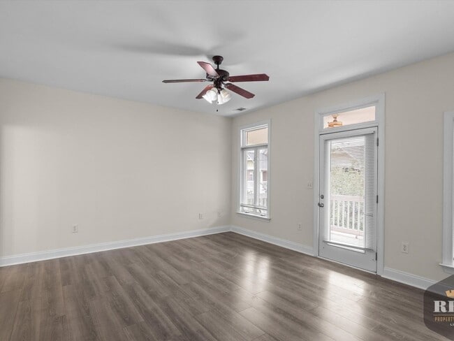 Building Photo - 3 Story Townhome, New Wood Floors, Great W...