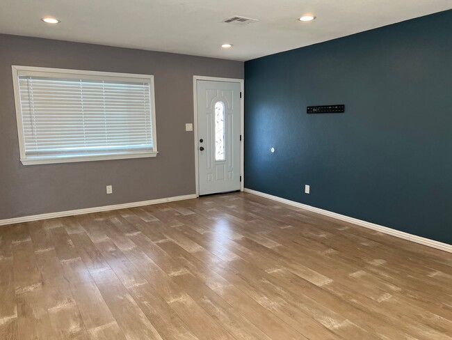 Building Photo - Charming 3 bedroom & 2 bath For Rent!