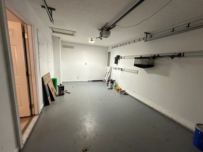 Building Photo - **COMING SOON!** Charming 3-Bedroom, 2-Bath Home in South Lexington! Attached Garage, W/D, Deck