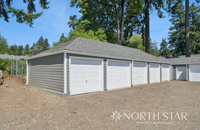 Building Photo - Newly renovated stunning lakefront home.
