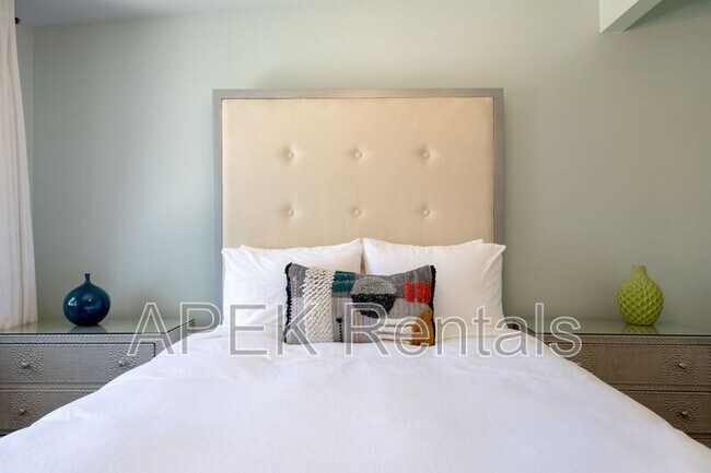 Building Photo - 2204 W Acacia Rd