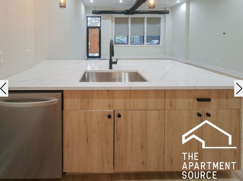 Building Photo - 3829 N Southport Ave