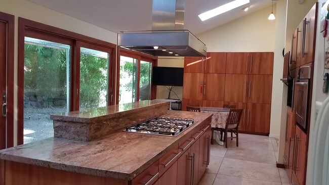Building Photo - GEM in Somerset Bellevue, 4 beds/3 Baths w...