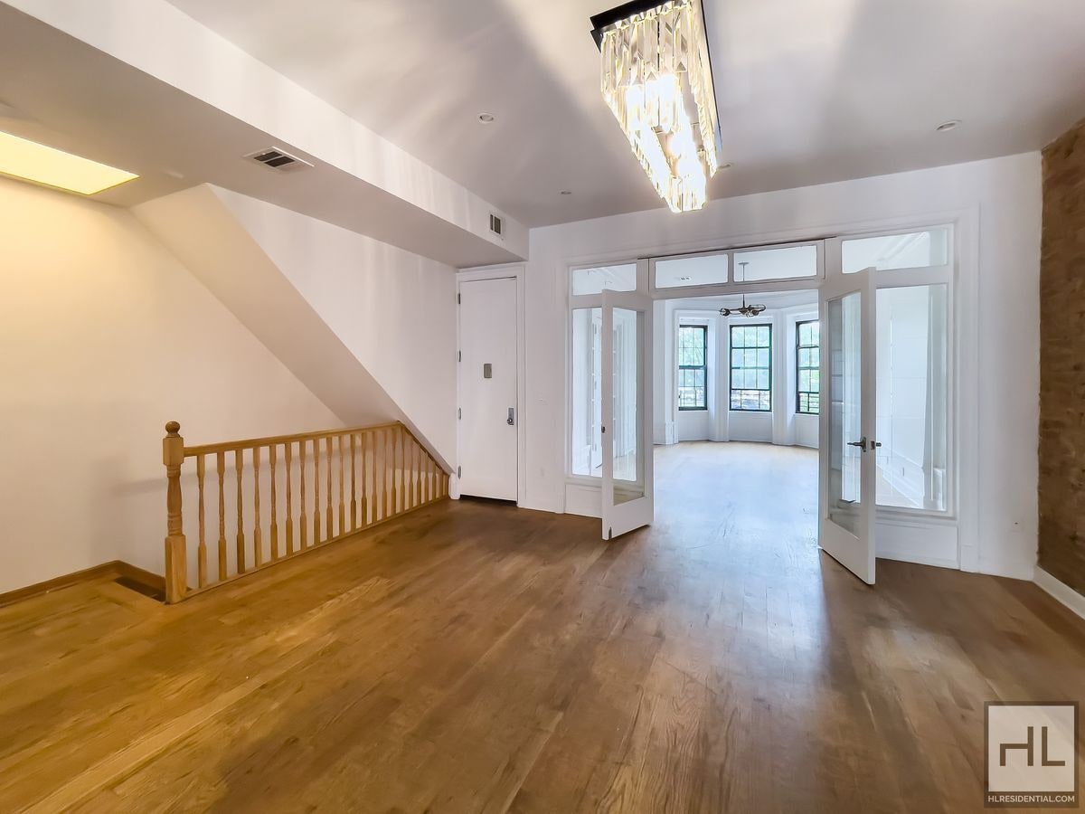 Building Photo - EASTERN PARKWAY / Spacious 4-Bed, 3-Bath D...