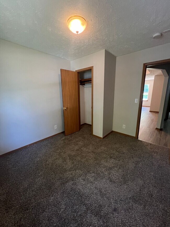 Building Photo - 3 bedroom/2 bath house with one car garage