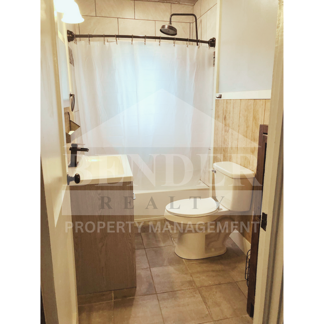 Building Photo - QUAINT, COZY SPACE