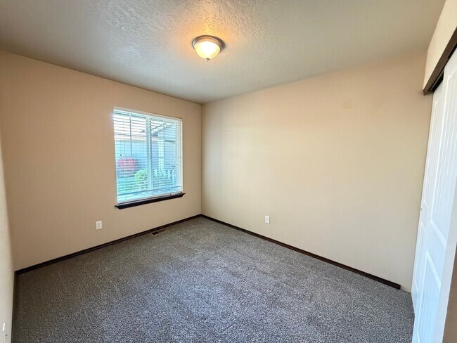Building Photo - Radiant Lake Rancher