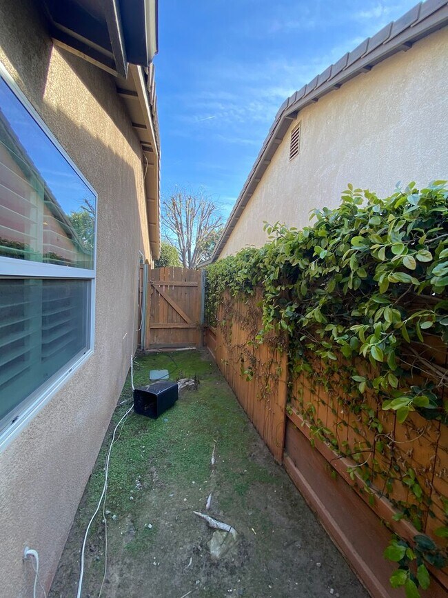 Building Photo - Gated Community of Grand Island in Seven Oaks 2 BD 2 BA Gorgeous House