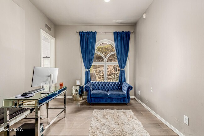 Building Photo - 6050 N Paradise View Dr