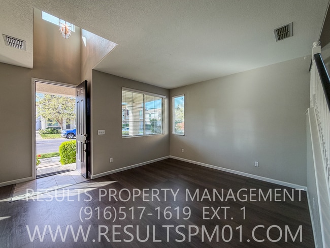 Building Photo - Lovely 4 Bedroom Home in Great Neighborhood