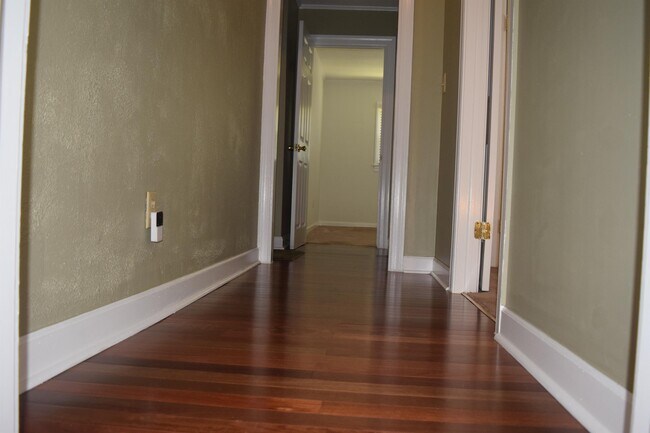 Building Photo - 310 La Salle Ave