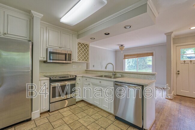 Building Photo - 925 Brentwood Dr