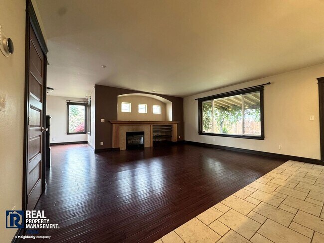 Building Photo - Spacious 4 Bed / 3 Bath Home with Loft, Fenced Yard & Covered Patio in Puyallup!