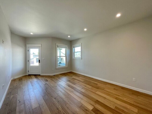 Building Photo - 1027 Lincoln Ave