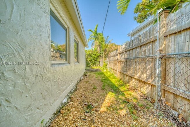 Building Photo - 3353 SW 23rd Terrace