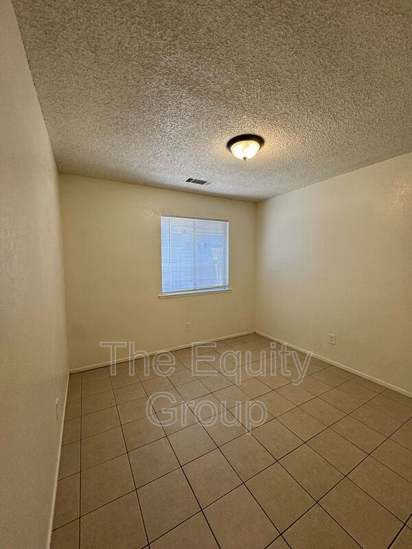 Building Photo - 1042 N Jefferson St