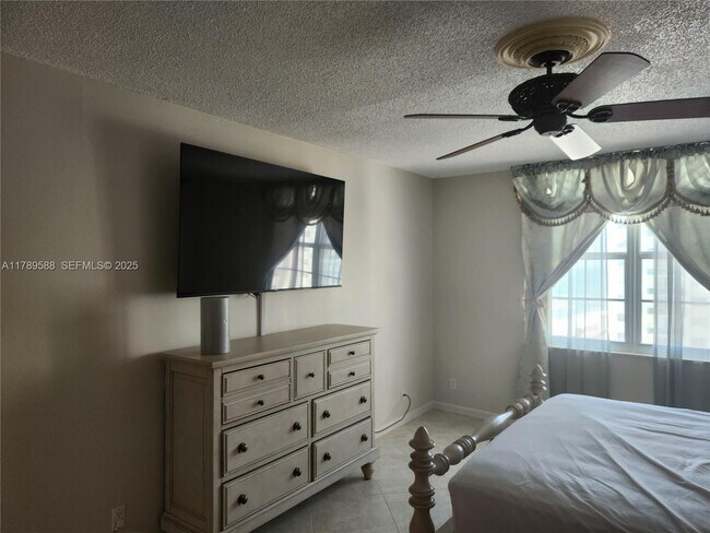 Building Photo - 3725 S Ocean Dr