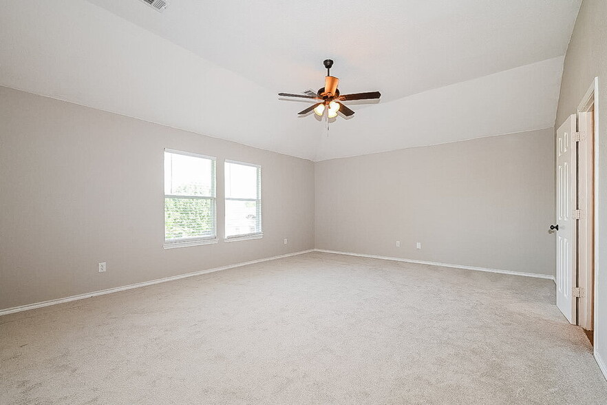 Building Photo - 1112 Hampton Dr