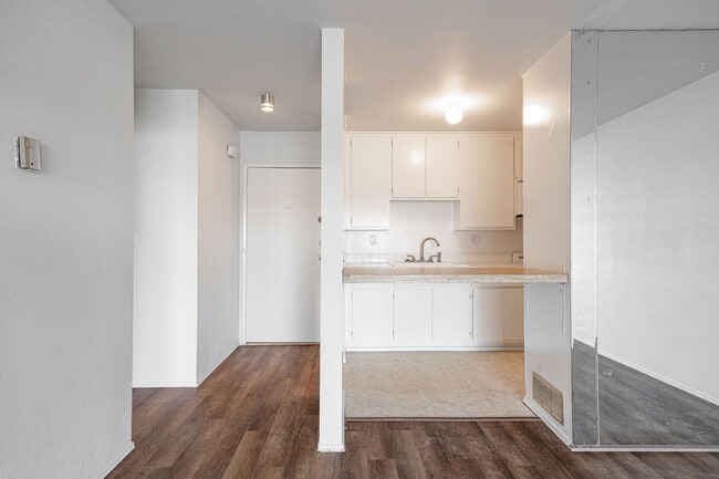 Building Photo - Pacific Beach condo now available, excellent location!