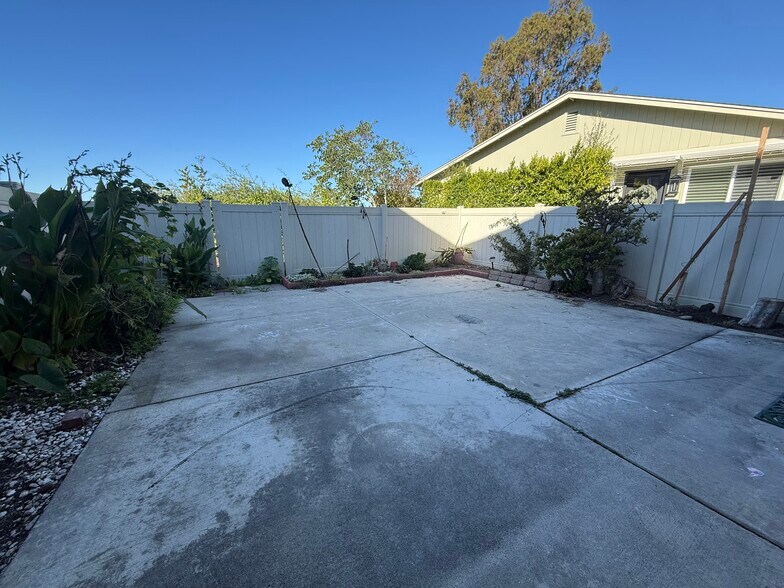 West facing patio with gardens for vegetables or flowers - 1954 Misty Cir