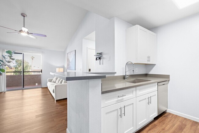 Building Photo - Charming 1BR Condo in Phoenix