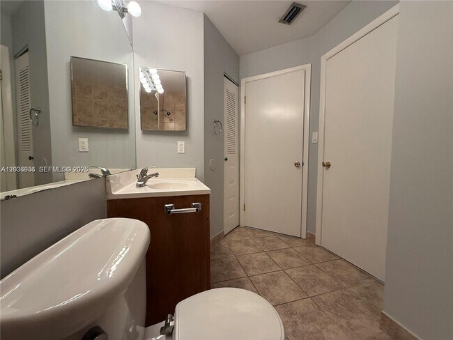 Building Photo - 937 Coral Club Dr