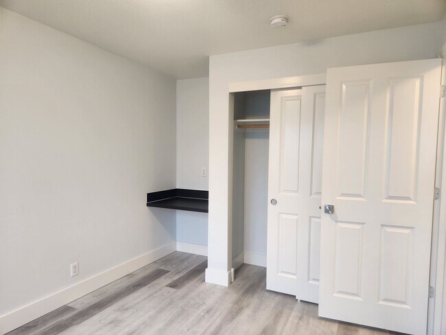 Building Photo - 3 Bedroom Campus Duplex!