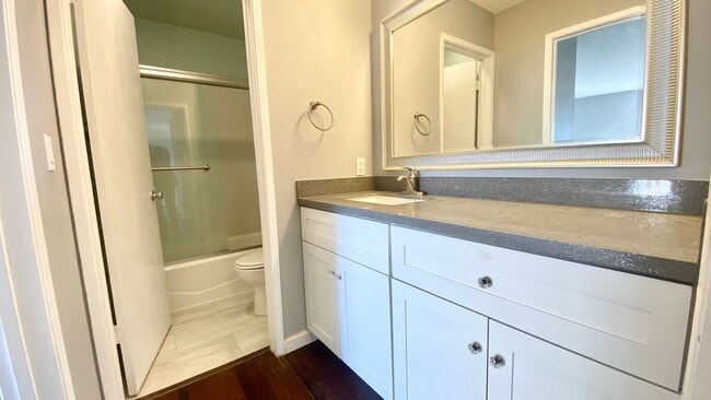 Building Photo - Breathtaking Views of SF & Bay Bridge from this Top Floor unit