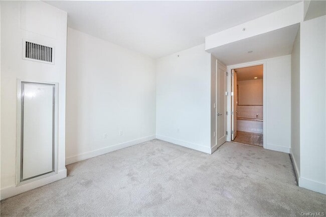 Building Photo - 175 Huguenot St