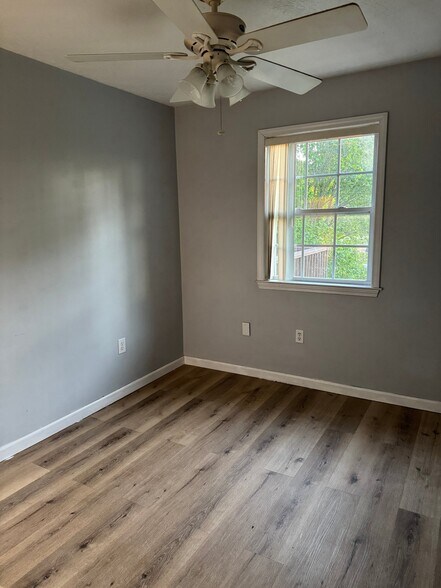 Building Photo - 223 N Queens Ct