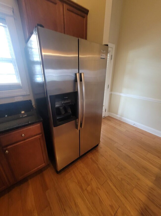 Building Photo - This 3 bedroom 2.5 bath brick townhouse with one car garage is located in Westgate Shoreline subd...