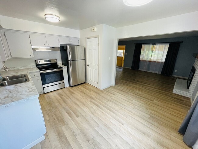 Building Photo - 2 bed 1 bath unit for rent in South Lake T...