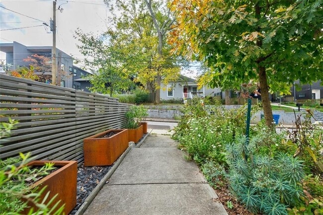 Building Photo - 1092 Kirkwood Ave SE
