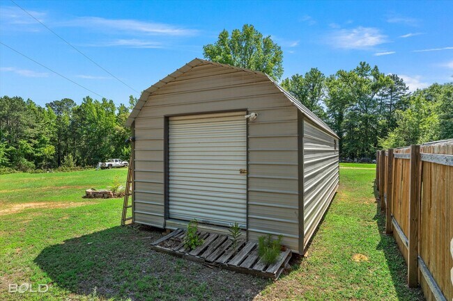 Building Photo - 4BD/2BA home with fenced back yard.