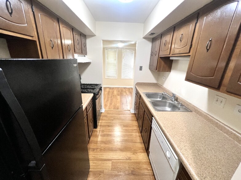 Building Photo - 2275 Country Club Dr