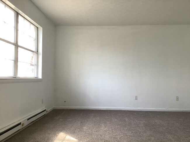 Building Photo - Newly Renovated - 3 Bed/2 Bath Townhouse - Available 06/04/2026