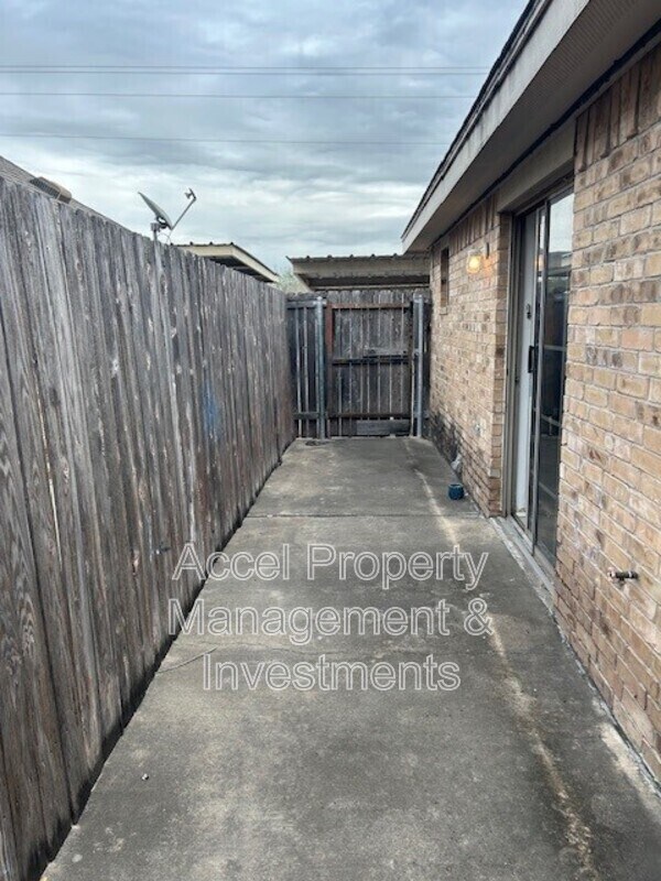 Building Photo - 1004 Fort Hood Ave