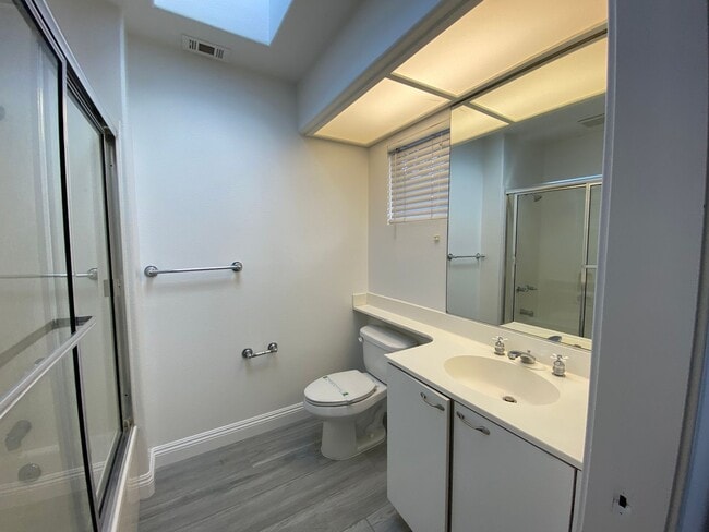 Building Photo - 4594 Cove Dr