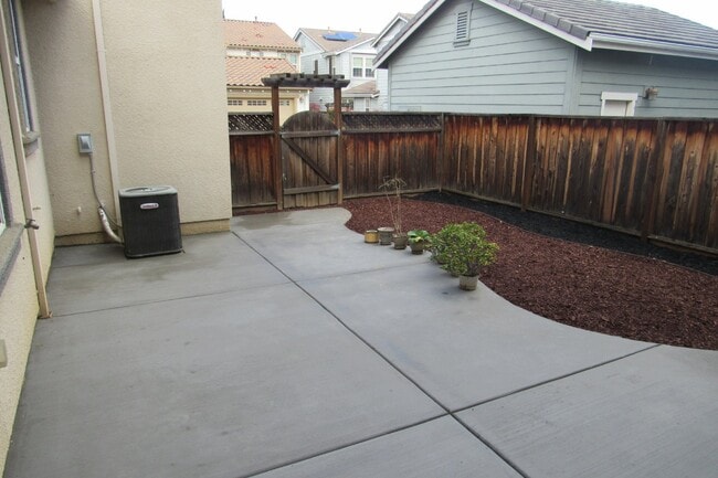 Building Photo - Gorgeous 4 Bed/3 Bath Mountain House Home ...