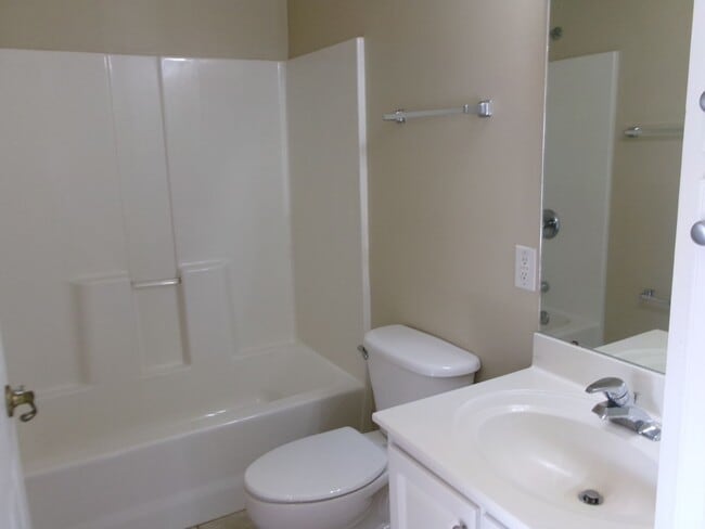 Building Photo - 3 bedroom, 2 bath condo in The Fountains