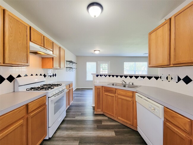 Building Photo - 5746 Roehampton Ct