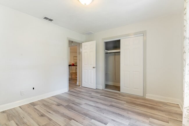 Building Photo - Spacious, Pet Friendly, 2 Bed Home with La...