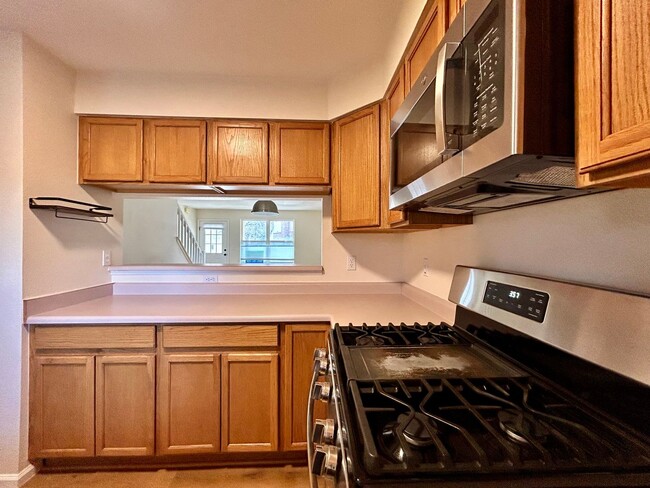 Building Photo - Sunny & Spacious 2-Bedroom Townhome