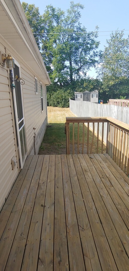 Building Photo - One Level home with 3 bedrooms,2 bath  Large back yard!       26032326