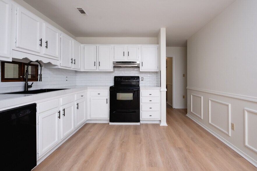Building Photo - 55 Oak Forest Loop