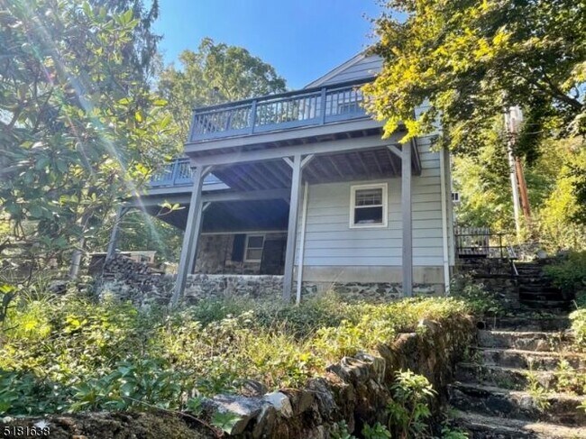 Building Photo - 136 Cedar Lake Rd W