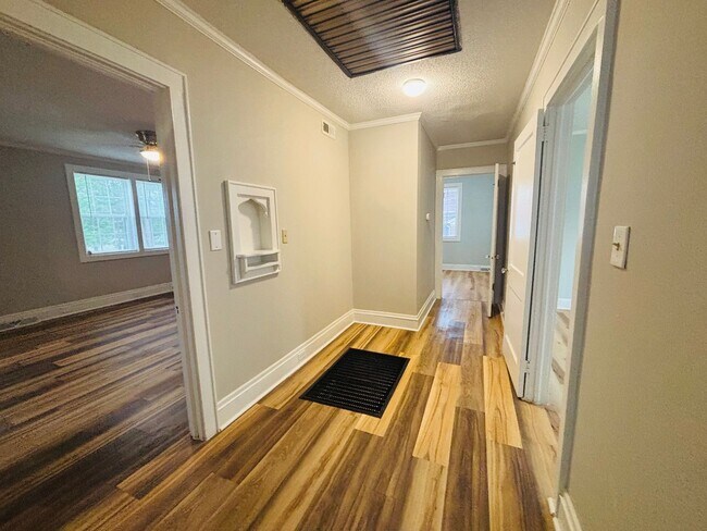 Building Photo - AVAILABLE NOW- Renovated in Rosewood!